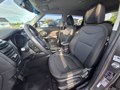 Used 2016 Kia Soul + FWD image 12
