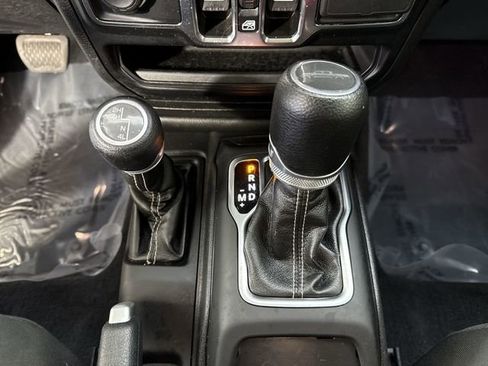 Used 2023 Jeep Gladiator Overland AWD/4WD image 16