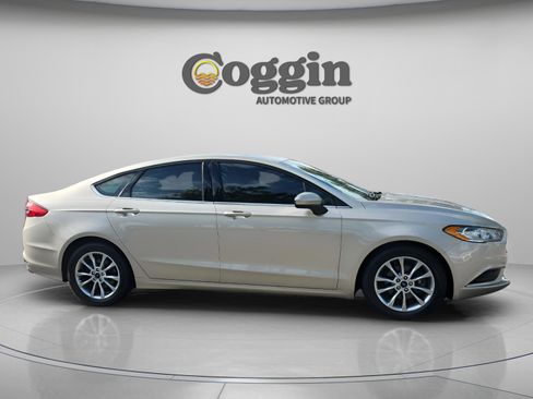 Used 2017 Ford Fusion SE image 6