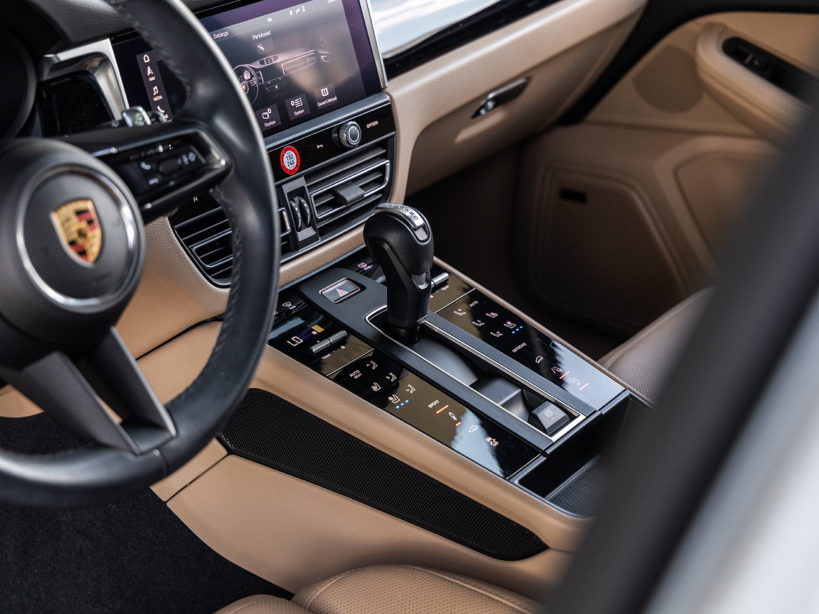 Certified 2024 Porsche Macan AWD/4WD image 29