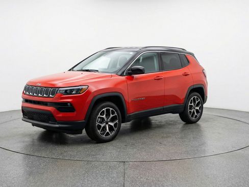 Used 2025 Jeep Compass Limited AWD/4WD image 3