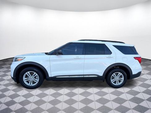 Used 2021 Ford Explorer XLT w/ Equipment Group 202A AWD/4WD image 2