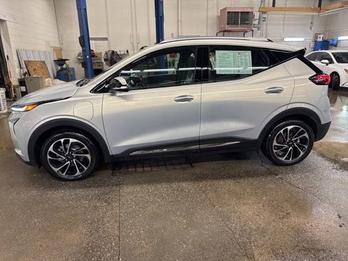 Used 2023 Chevrolet Bolt EUV Premier w/ Sun & Sound Package FWD image 3