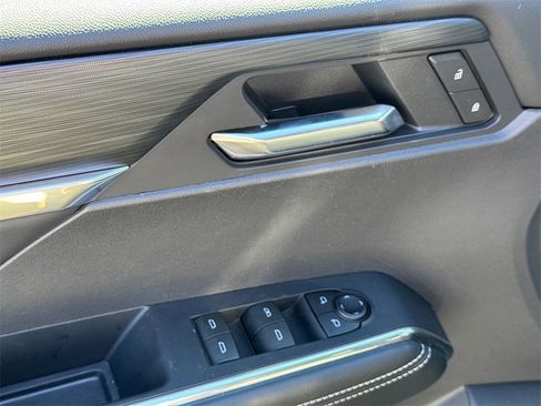 Used 2025 GMC Acadia Elevation image 11