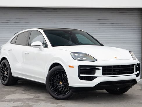 Certified 2024 Porsche Cayenne Coupe image 10
