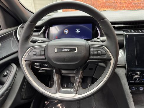 Used 2023 Jeep Grand Cherokee Altitude AWD/4WD image 12
