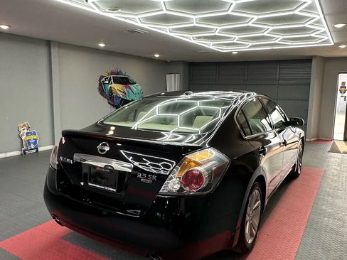Used 2011 Nissan Altima 3.5 SR w/ 3.5SR Premium Pkg FWD image 7