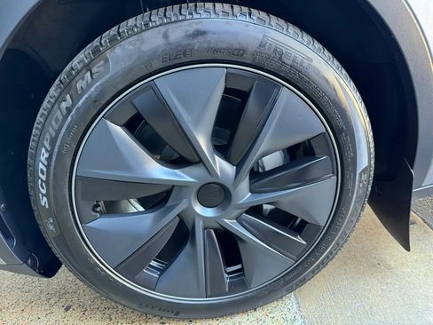 Used 2024 Tesla Model Y Long Range AWD/4WD image 25