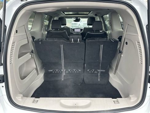 Used 2024 Chrysler Pacifica Limited image 26