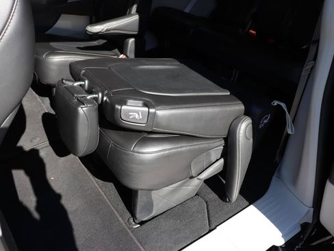 Used 2024 Chrysler Pacifica Touring-L FWD image 29