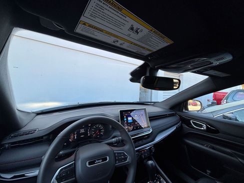 Used 2025 Jeep Compass Trailhawk image 33