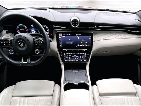 Used 2024 Maserati Grecale Modena image 14