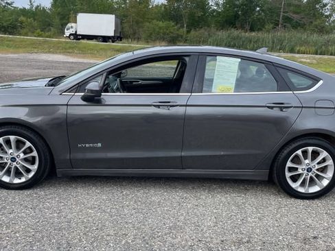 Used 2019 Ford Fusion SE FWD image 4