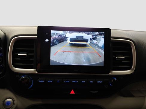 Used 2022 Hyundai Venue Limited FWD image 21