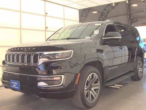 Used 2023 Jeep Wagoneer 4WD w/ Premium Group I image 2