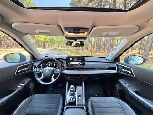 Used 2024 Mitsubishi Outlander SE AWD/4WD image 2