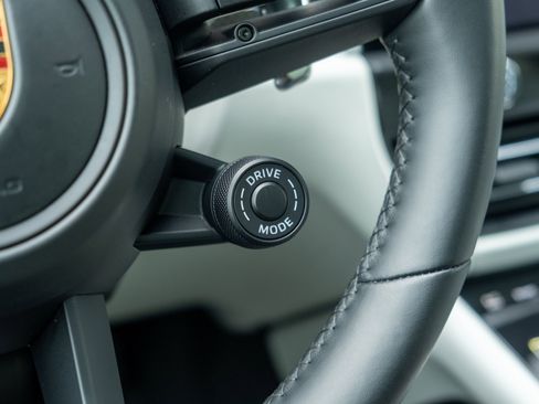 Certified 2022 Porsche Macan S AWD/4WD image 35