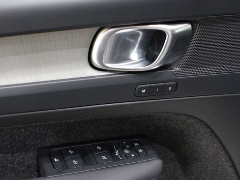 Used 2025 Volvo XC40 B5 Plus image 19