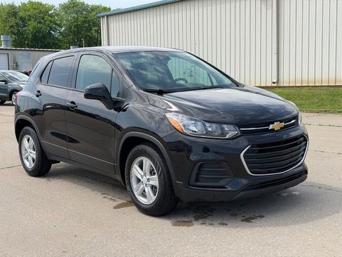 Used 2022 Chevrolet Trax LS w/ Tint and Cruise Package image 1