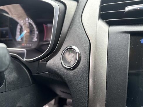 Used 2017 Ford Fusion SE w/ Fusion SE Technology Package image 25