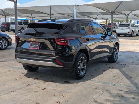 Used 2025 Chevrolet Trax LT w/ LT Convenience Package FWD image 5