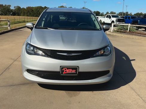 Used 2023 Chrysler Voyager LX image 4