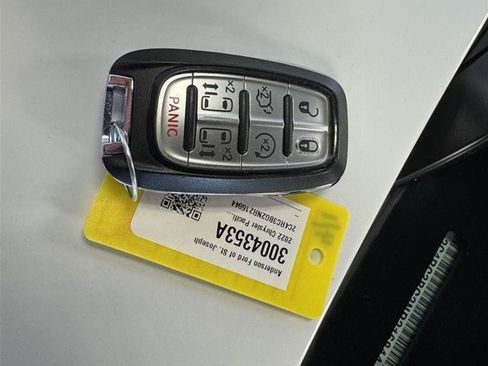 Used 2022 Chrysler Pacifica Touring-L AWD/4WD image 37