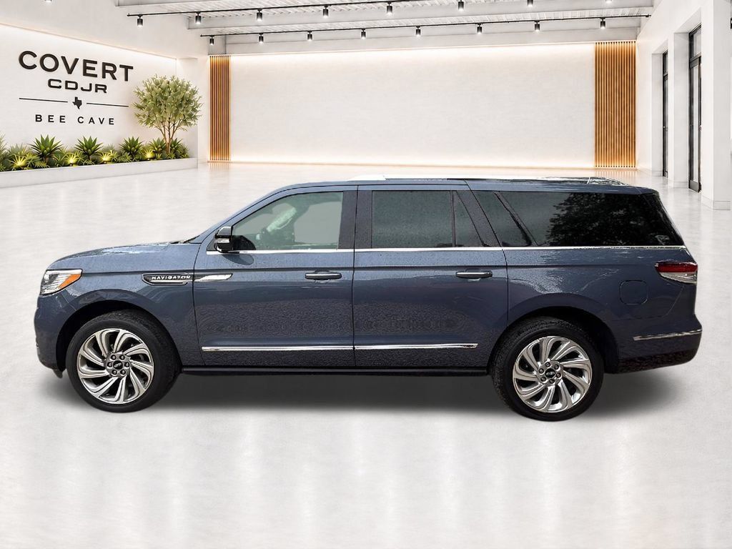 Used 2022 Lincoln Navigator L Reserve RWD image 3