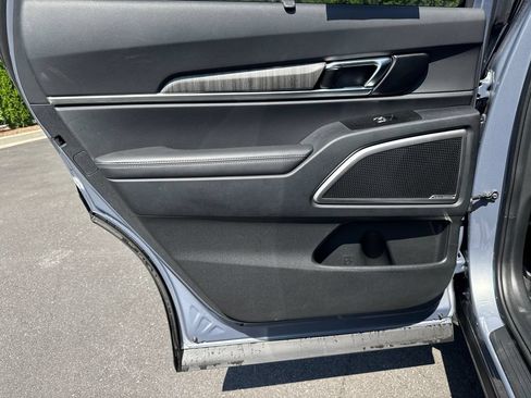 Used 2024 Kia Telluride EX w/ EX Captain's Chair Package FWD image 21