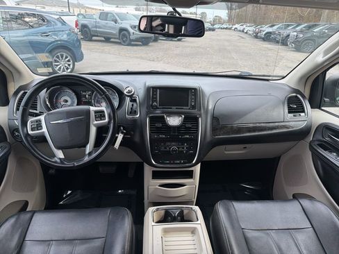 Used 2014 Chrysler Town & Country Touring image 19