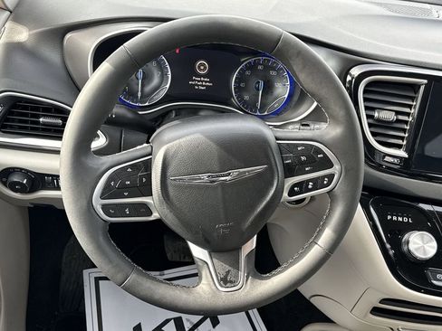 Used 2024 Chrysler Pacifica Touring-L image 11