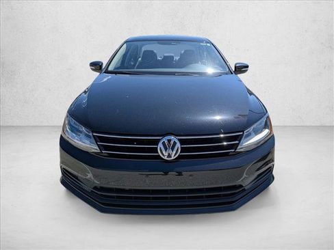 Used 2017 Volkswagen Jetta SE FWD image 2