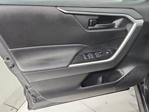 Used 2020 Toyota RAV4 LE image 10
