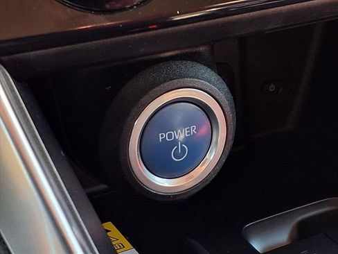 Used 2021 Toyota Venza LE w/ Carpet Mat Package (TMS) image 12