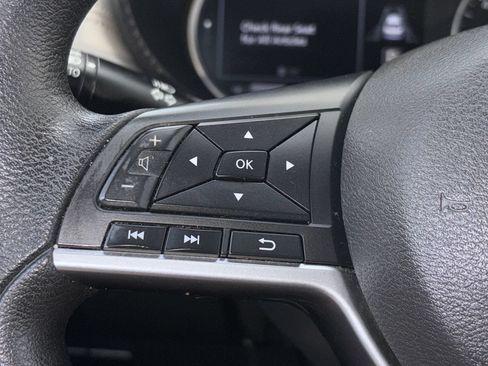 Used 2020 Nissan Versa SV FWD image 9
