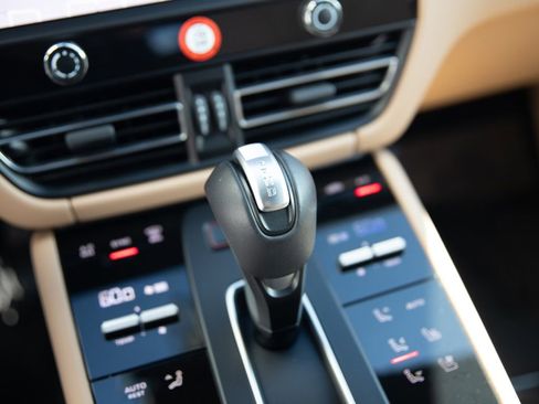 Certified 2025 Porsche Macan image 18