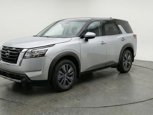 Used 2025 Nissan Pathfinder SV image 3