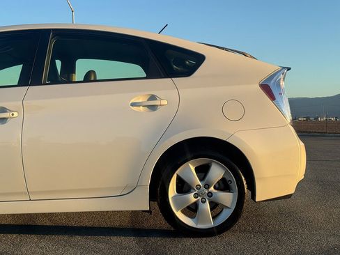 Used 2015 Toyota Prius Five image 3