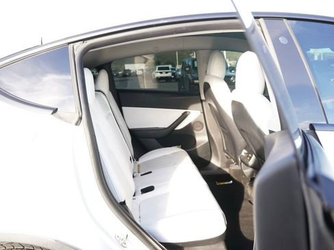 Used 2022 Tesla Model Y Long Range image 17