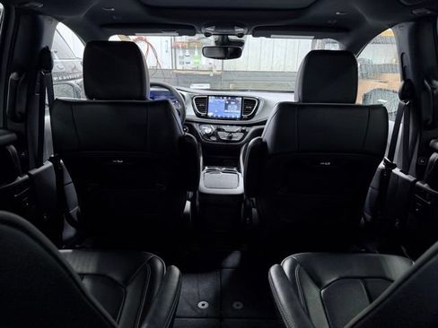 Certified 2025 Chrysler Pacifica Limited FWD image 25