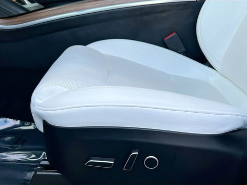 Used 2022 Tesla Model X image 18