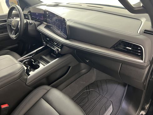 Used 2025 Chevrolet Suburban LT w/ Comfort Package image 27