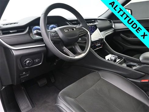 Used 2023 Jeep Grand Cherokee Altitude image 8