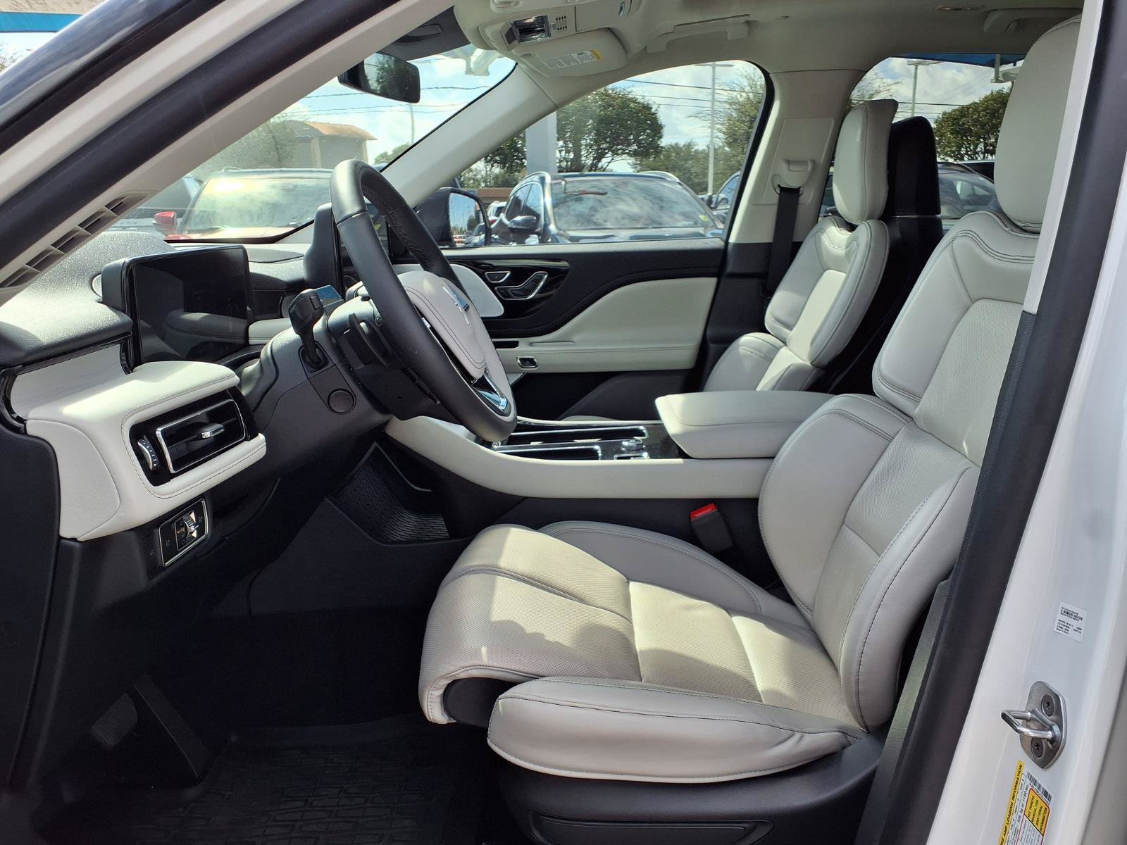 Used 2026 Lincoln Aviator Reserve w/ Luxury Package RWD image 17