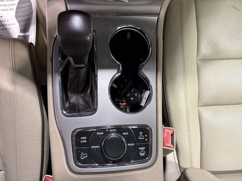 Used 2019 Jeep Grand Cherokee Overland AWD/4WD image 14