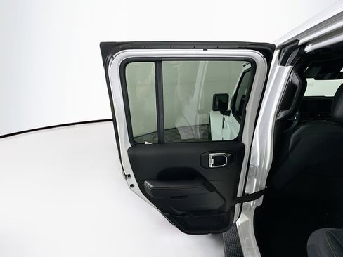 Used 2025 Jeep Wrangler Sahara image 25