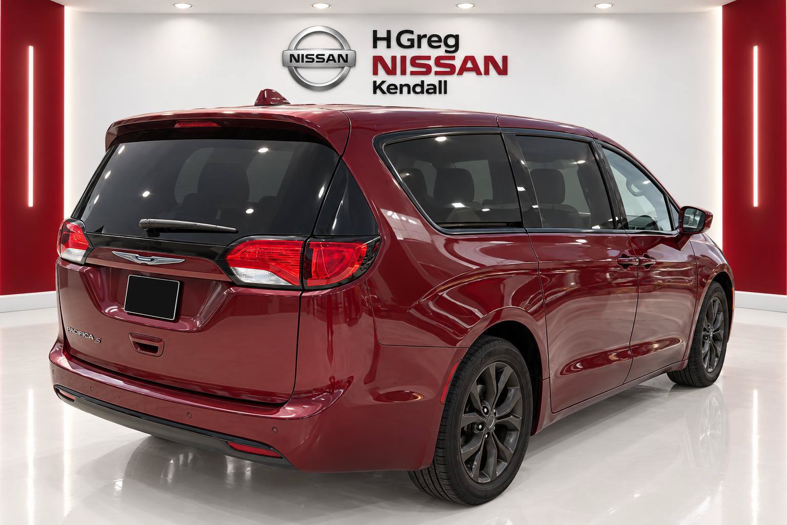 Used 2019 Chrysler Pacifica Touring Plus w/ S Appearance Package FWD image 2