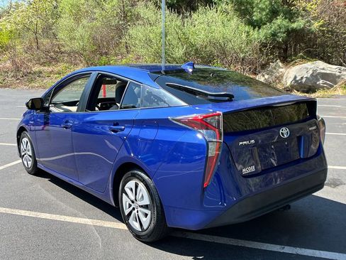 Used 2016 Toyota Prius Four FWD image 3
