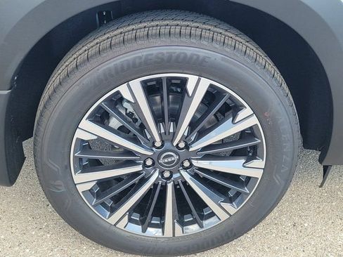 New 2026 Nissan Pathfinder Platinum FWD image 3