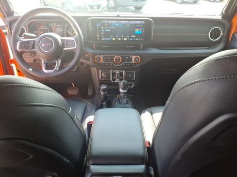 Used 2025 Jeep Wrangler Unlimited Sahara AWD/4WD image 30